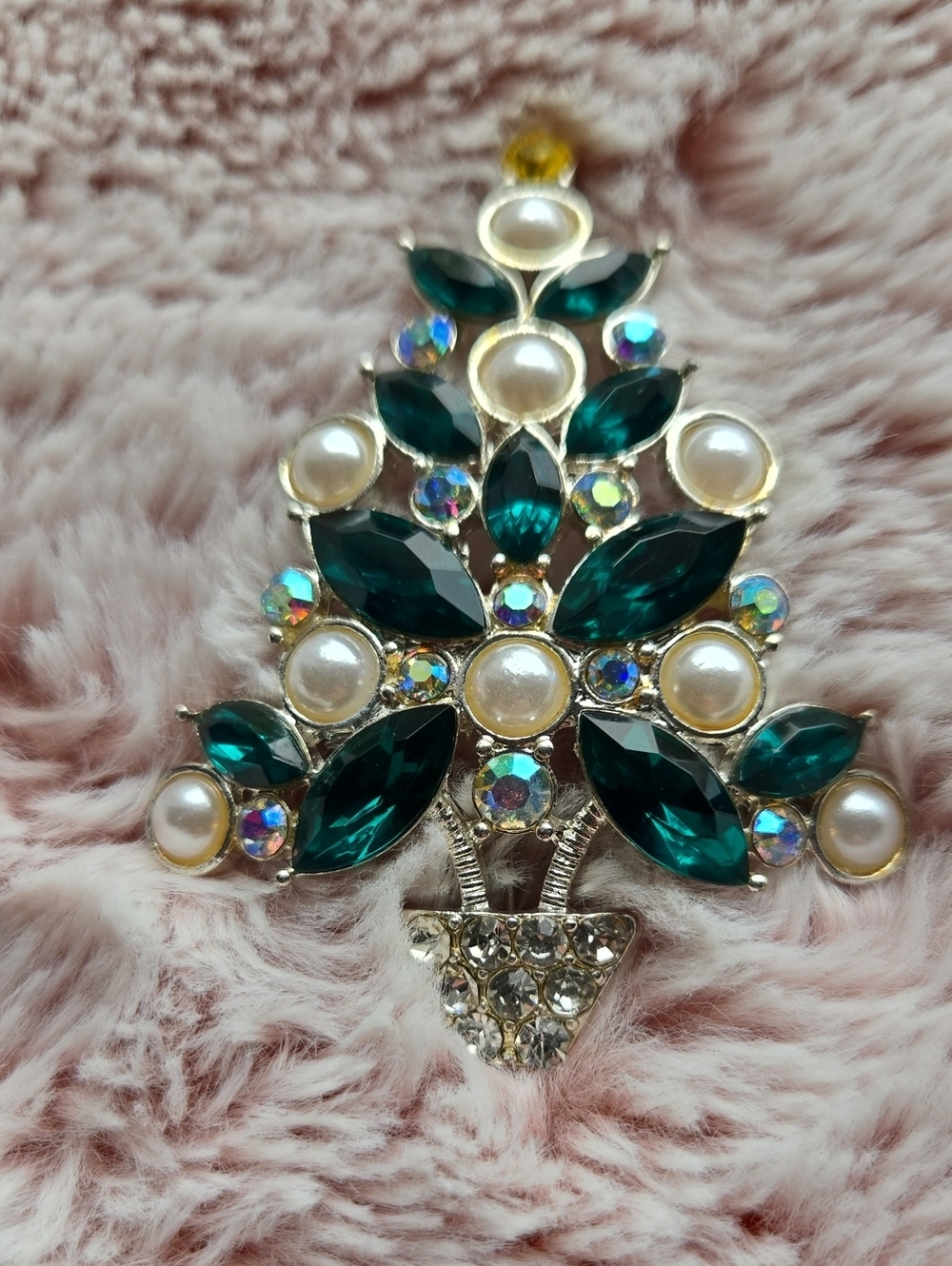 AVON  Elegant Green Rhinestone & Faux Pearl Christmas Tree Brooch